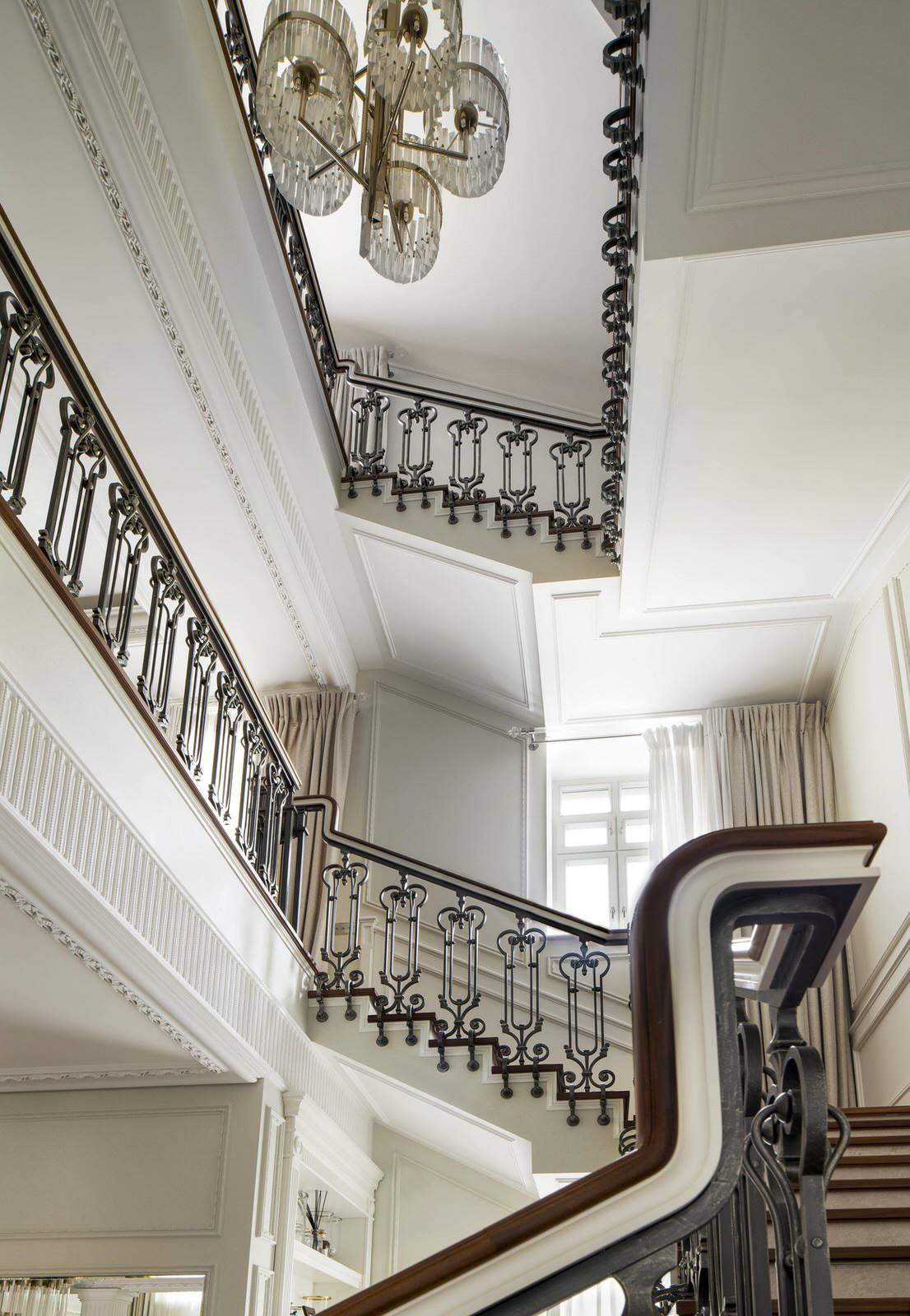 Лесничное ограждение в большом доме