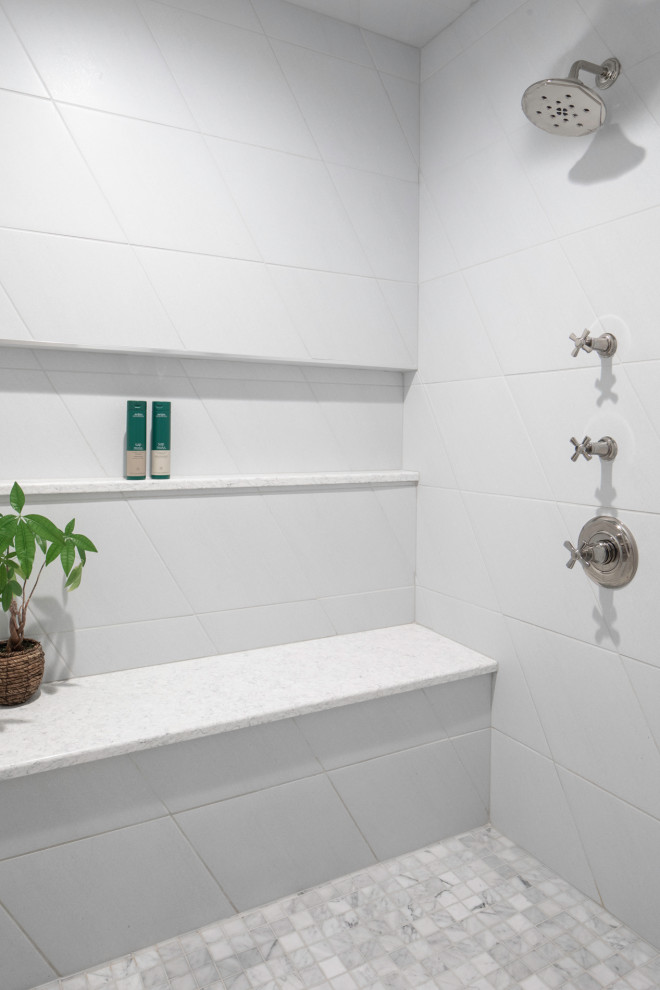 Свежая идея для дизайна: большая ванная комната в стиле неоклассика (современная классика) с душем без бортиков, белой плиткой, керамической плиткой, белыми стенами, мраморным полом, серым полом и открытым душем - отличное фото интерьера