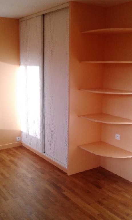 Cette photo montre une chambre d'enfant de 4 à 10 ans chic de taille moyenne avec un mur orange et un sol en bois brun.