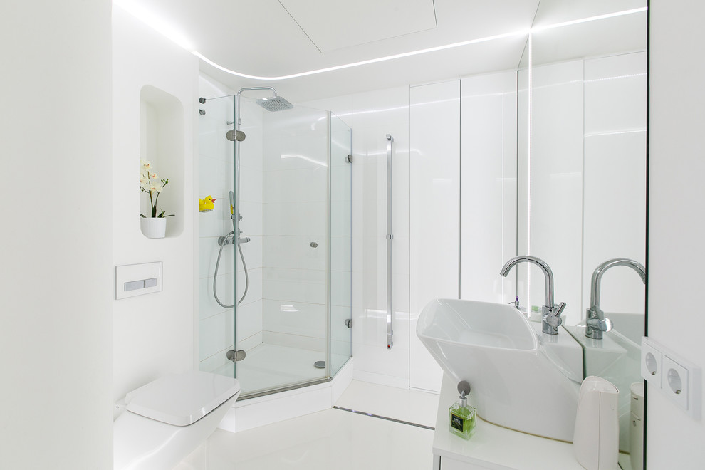 Design ideas for a contemporary bathroom in Yekaterinburg.