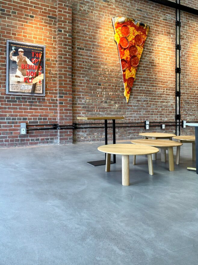 Современное пространство в индустриальном стиле с бесшовным декоративным покрыти