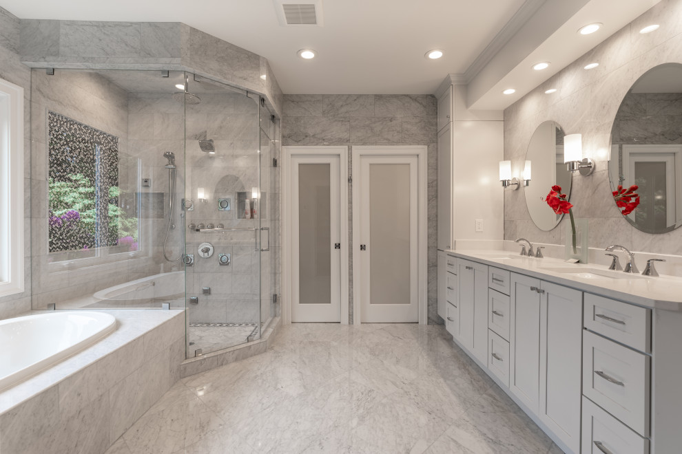 Inredning av ett klassiskt stort vit vitt en-suite badrum, med en hörndusch, flerfärgad kakel, skåp i shakerstil, grå skåp, ett platsbyggt badkar, marmorkakel, grå väggar, marmorgolv, ett undermonterad handfat, grått golv och dusch med gångjärnsdörr