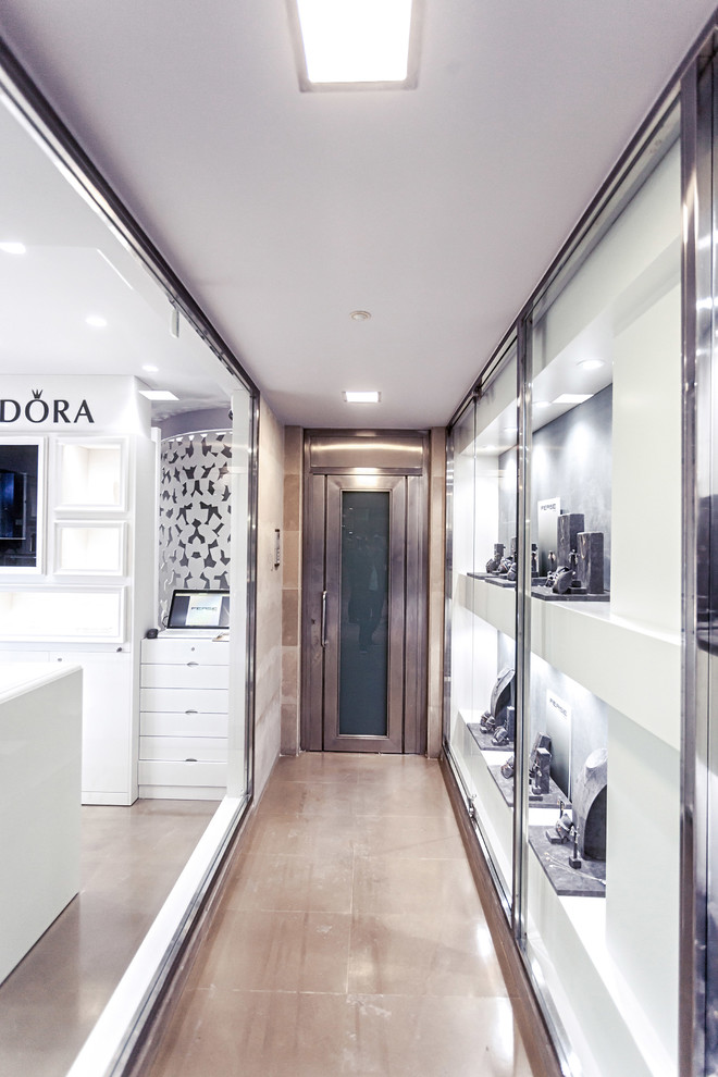 El antes y el despues de un local comercial Antes Zapateria  Ahora Joyeria.