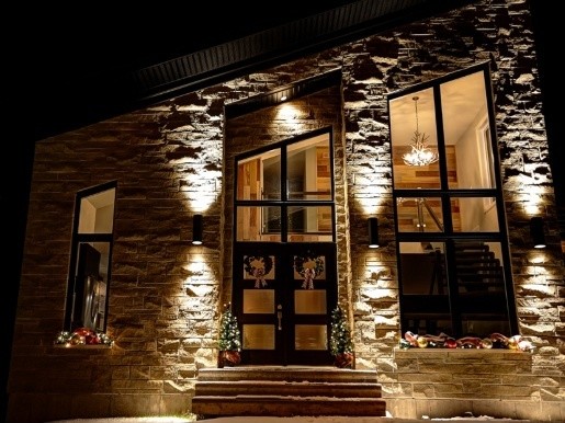 Example of a mountain style entryway design in Portland