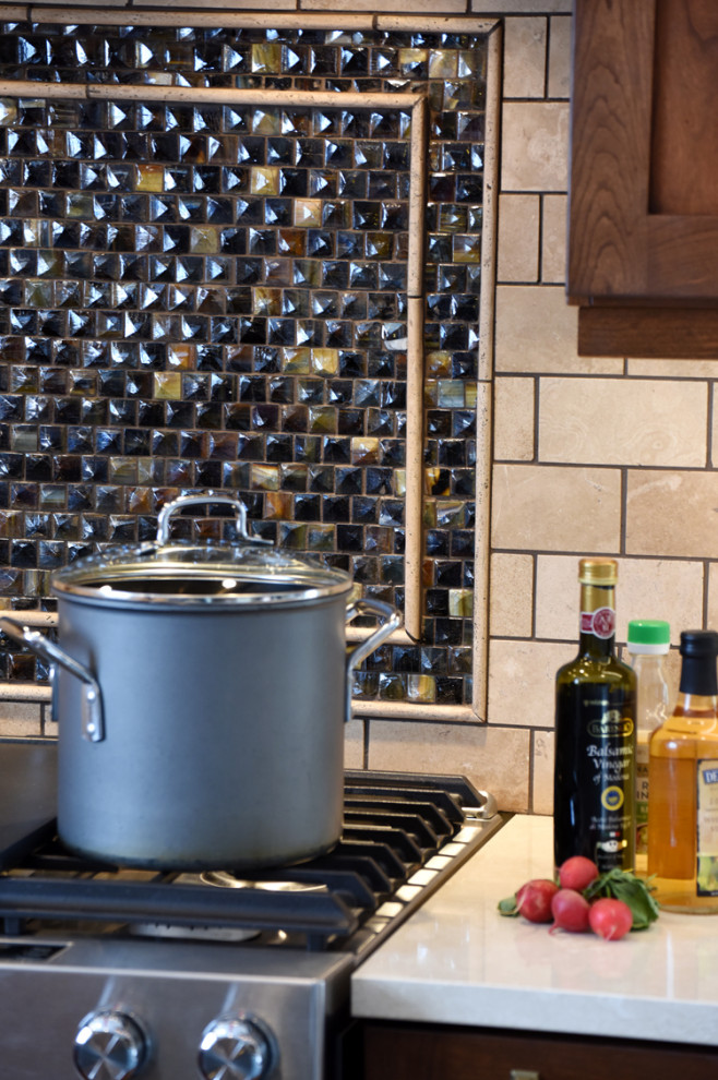 Example of a transitional home design design in Columbus