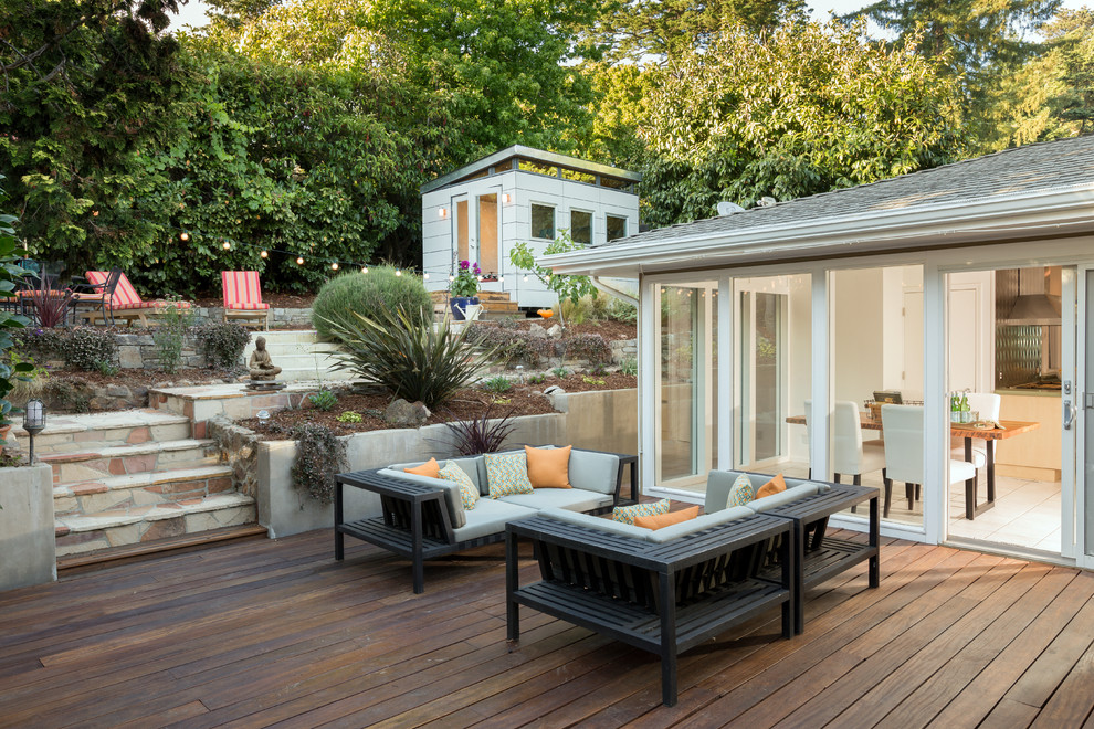 Design ideas for a mid-sized traditional backyard deck in San Francisco with no cover.
