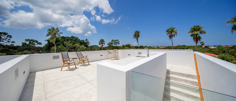 Photo of a contemporary patio in Tampa.