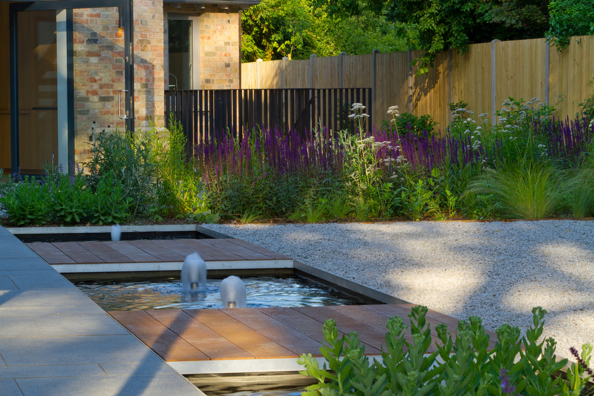 Photo of a mid-sized contemporary garden in Cambridgeshire.