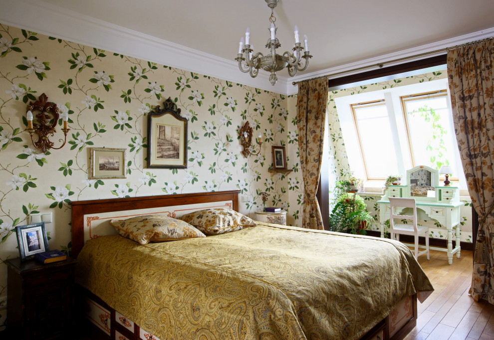 Свежая идея для дизайна: спальня в классическом стиле с разноцветными стенами, паркетным полом среднего тона, коричневым полом и обоями на стенах - отличное фото интерьера