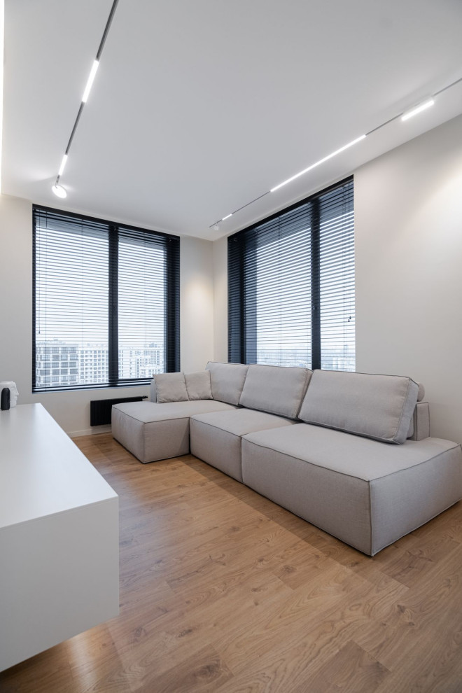 Источник вдохновения для домашнего уюта: гостиная комната среднего размера в современном стиле с серыми стенами, паркетным полом среднего тона и зоной отдыха без телевизора