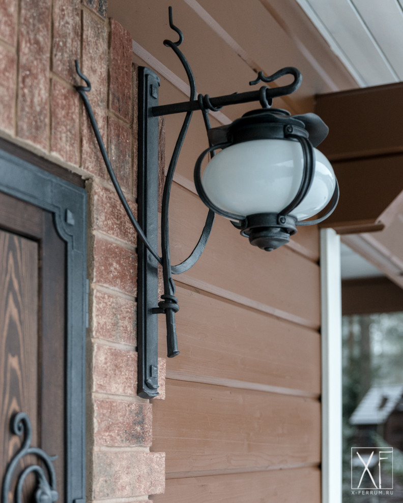 Декоративные кованные элементы и механический замок для двери в погреб