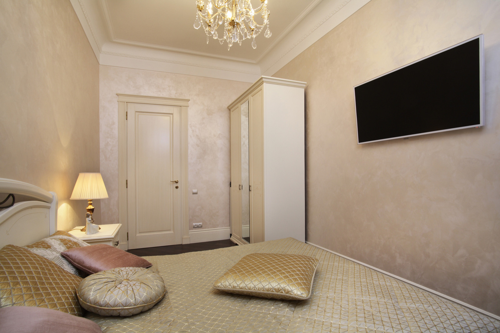 Элегантная классика (3-х комн. квартира в сталинке)