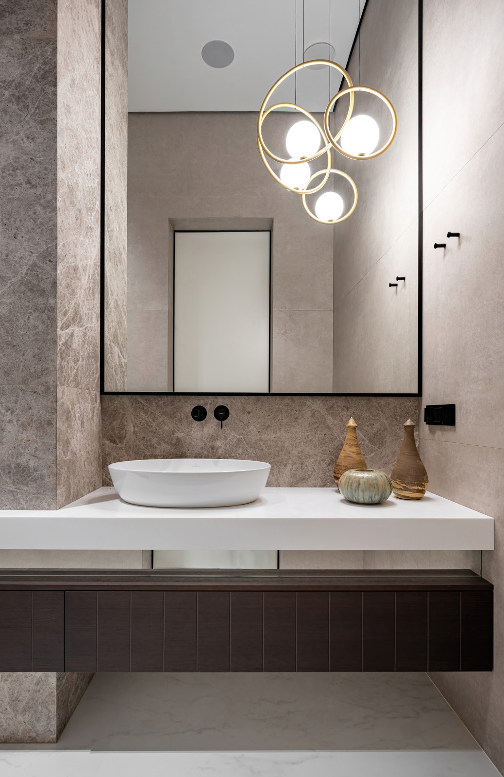 Двухэтажный загородный дом в современном стиле с глиняными акцентами