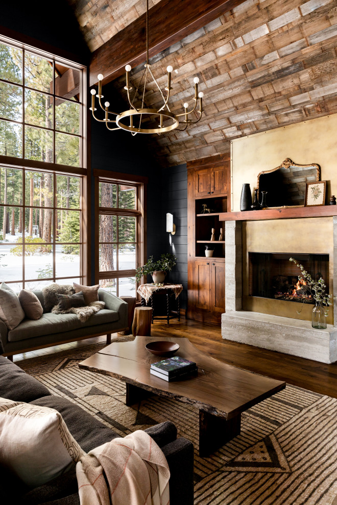 Großes, Offenes Stilmix Wohnzimmer mit schwarzer Wandfarbe, braunem Holzboden, Kamin, Kaminumrandung aus Metall, braunem Boden, Holzdecke und Holzdielenwänden in Sacramento