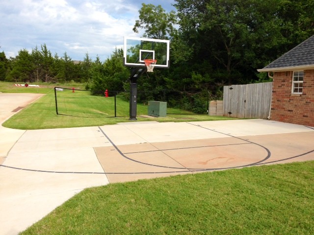 This is an example of a large traditional partial sun front yard outdoor sport court in Oklahoma City.