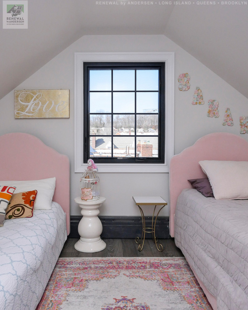 Inredning av ett mellanstort flickrum kombinerat med sovrum och för 4-10-åringar, med grå väggar, mörkt trägolv och flerfärgat golv