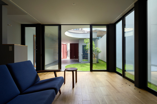 Wall Ajar House moderno-salon