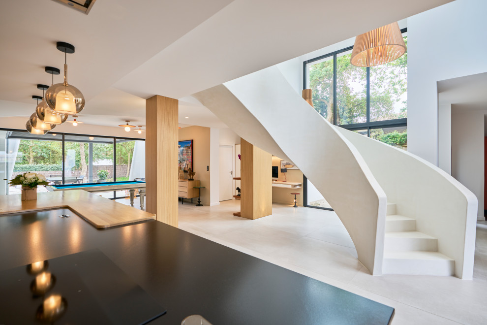 Inspiration for a contemporary staircase in Bordeaux.