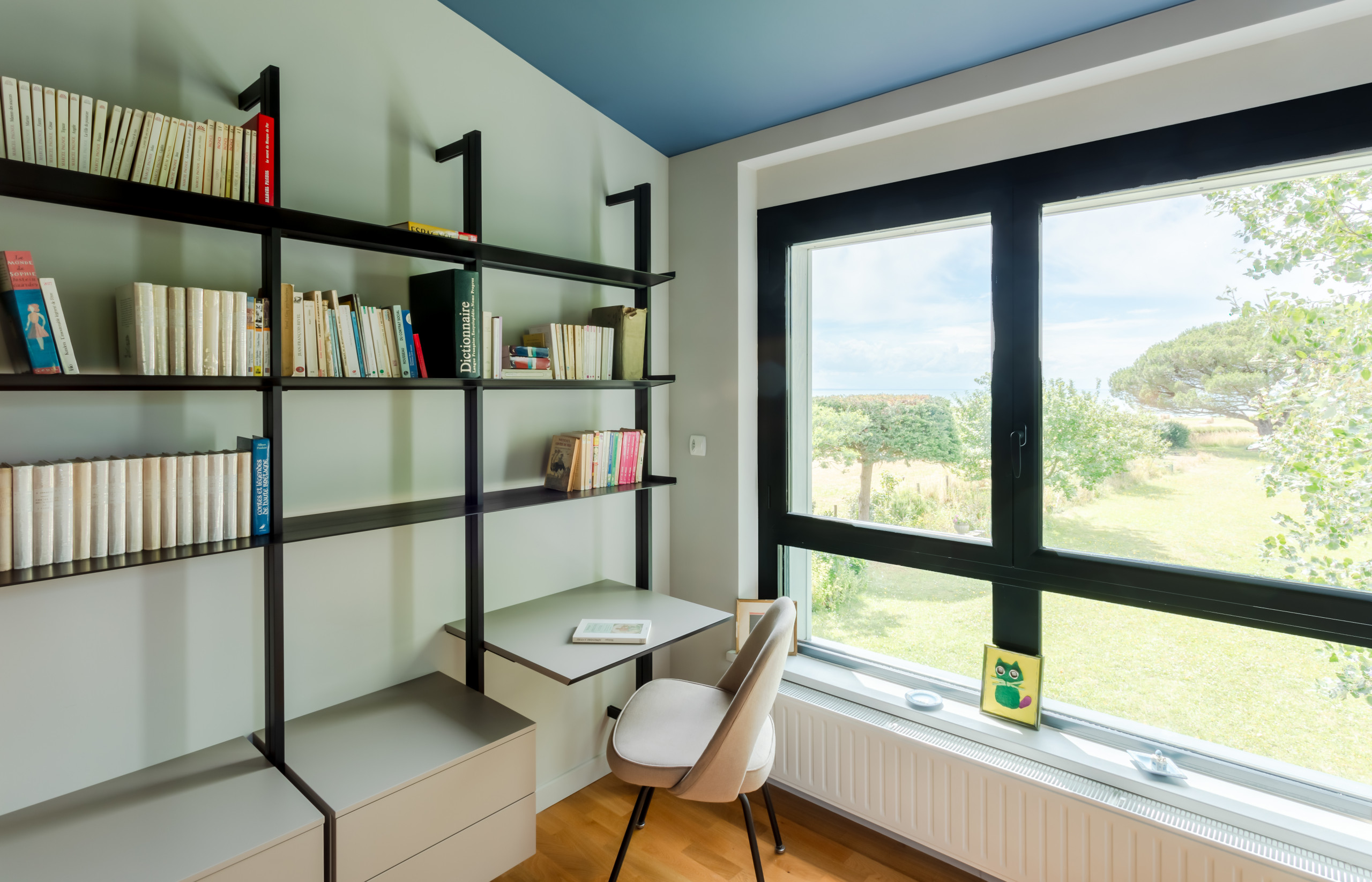 Rénovation d'une cuisine ouverte et chambre multifonction avec bureau intégré