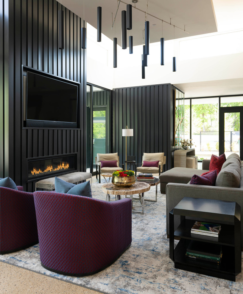 Cette photo montre un grand salon tendance ouvert avec un mur noir, une cheminée standard, un manteau de cheminée en métal, un téléviseur encastré et un sol noir.