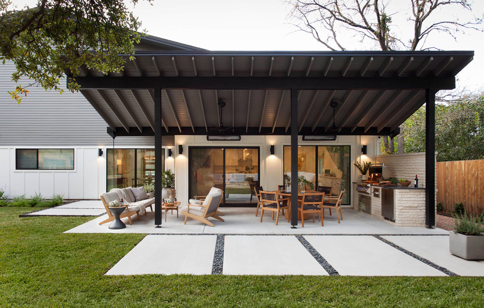 Photo of a contemporary landscaping in Austin.