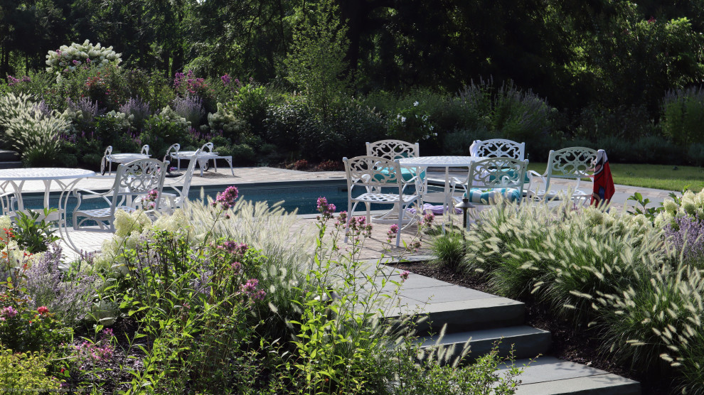 Mittelgroßer Klassischer Pool hinter dem Haus in rechteckiger Form mit Pool-Gartenbau und Pflastersteinen in New York