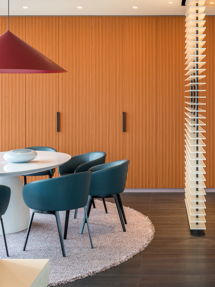 Foto di una sala da pranzo design con pavimento in legno massello medio e pavimento marrone