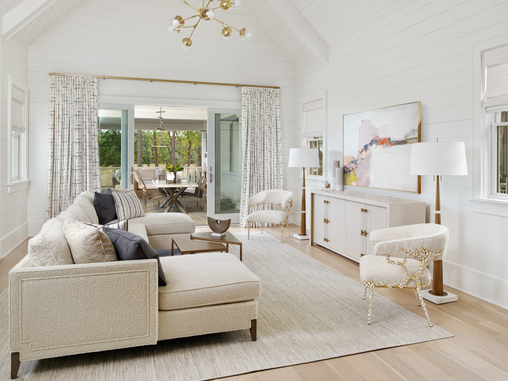 Immagine di un grande soggiorno tradizionale aperto con pareti bianche, parquet chiaro, pavimento beige, soffitto in perlinato e pareti in perlinato