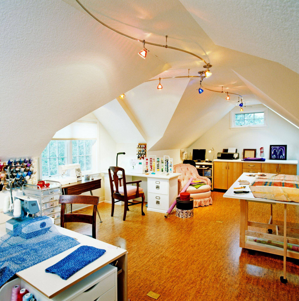 Cette image montre un grand bureau atelier minimaliste avec un mur blanc, aucune cheminée et un bureau indépendant.
