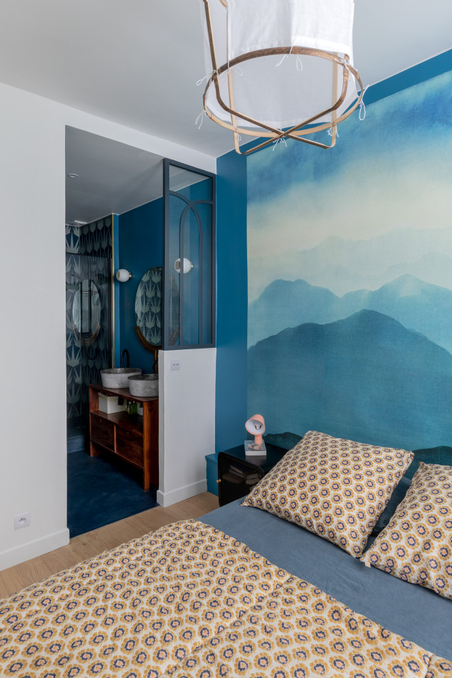 Источник вдохновения для домашнего уюта: хозяйская спальня среднего размера в стиле шебби-шик с синими стенами, светлым паркетным полом, бежевым полом и обоями на стенах без камина