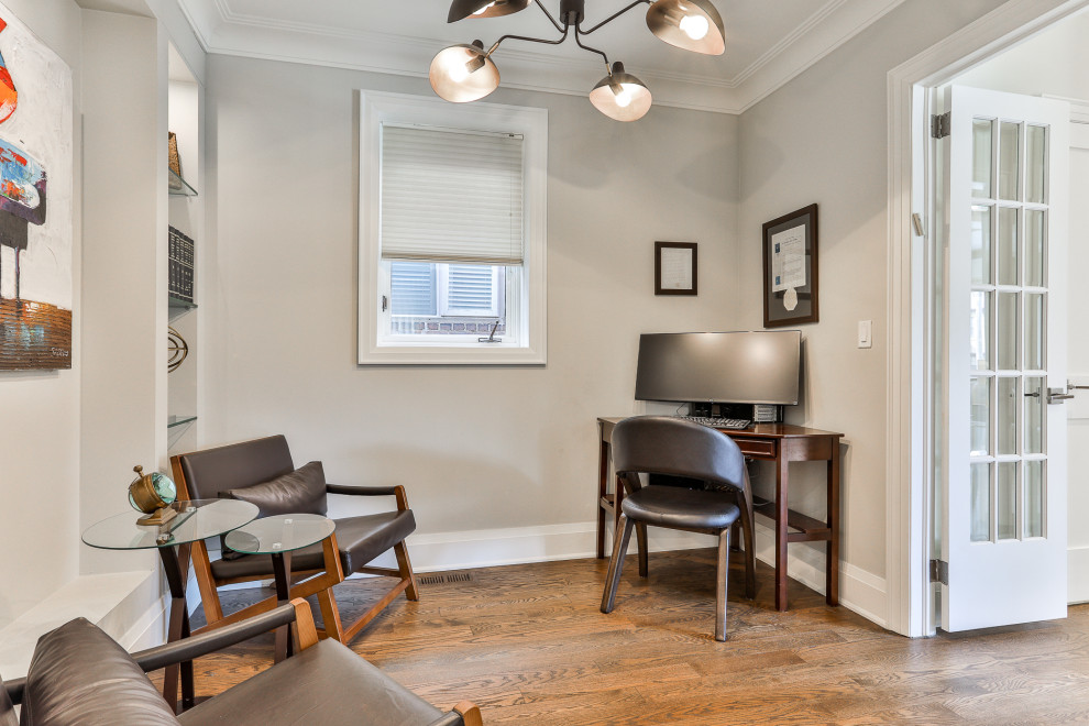 Transitional home design photo in Toronto