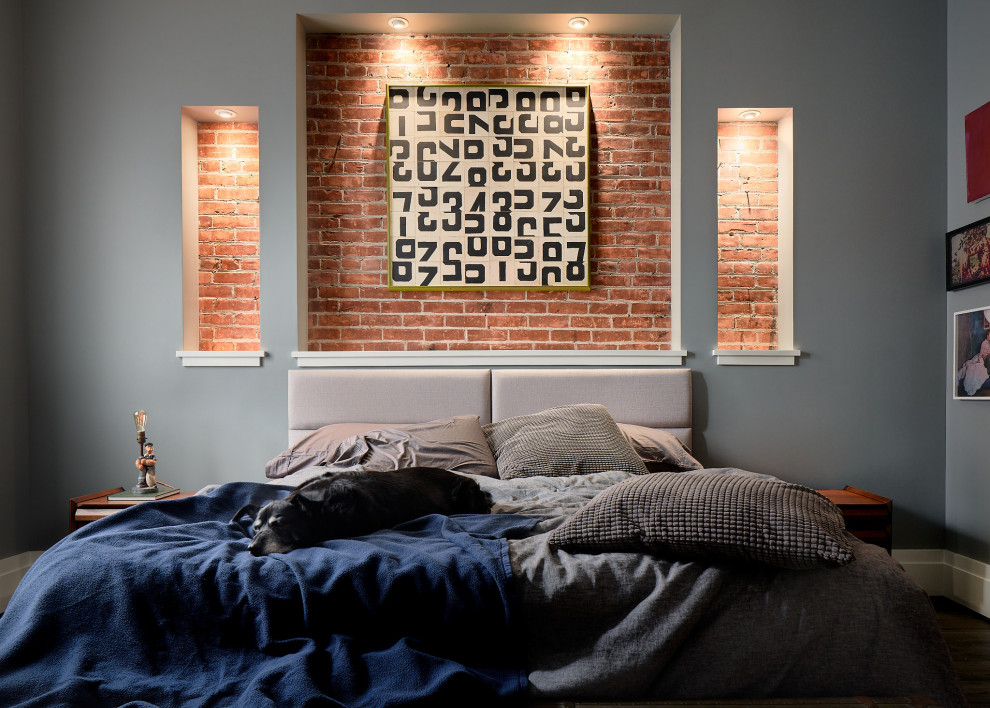 На фото: хозяйская спальня в стиле лофт с серыми стенами и кирпичными стенами