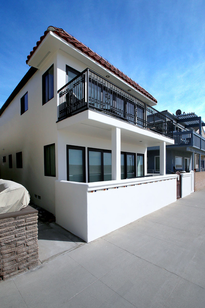 ロサンゼルスにあるお手頃価格の地中海スタイルのおしゃれな家の外観 (漆喰サイディング、デュープレックス) の写真