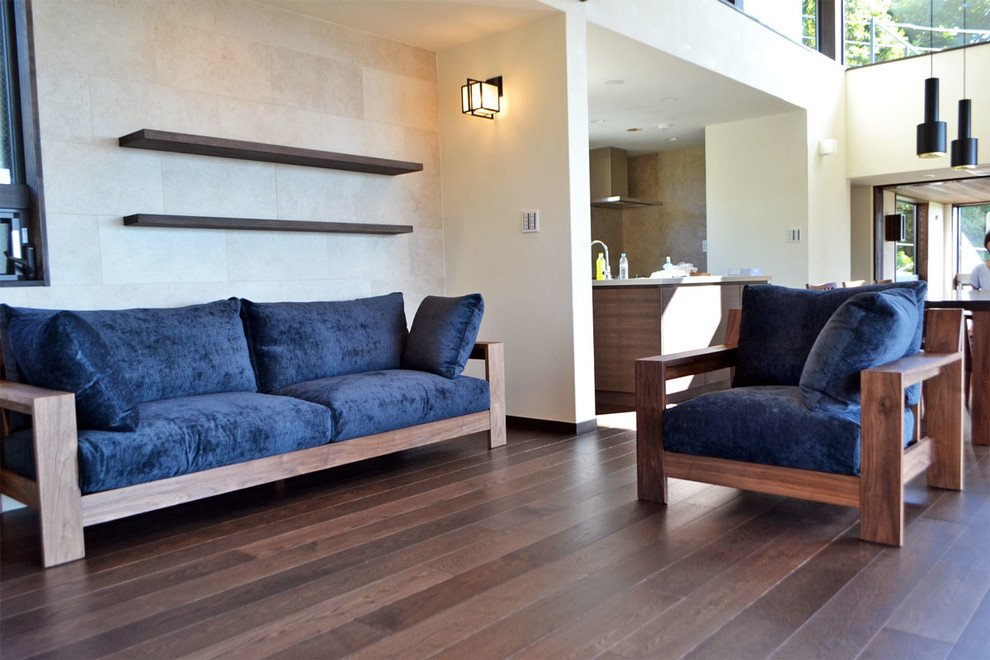 This is an example of a contemporary living room in Yokohama.