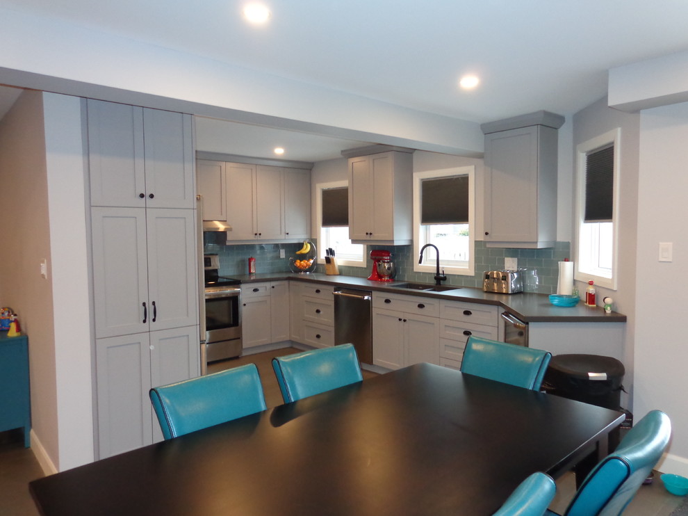 Kitchen - transitional kitchen idea in Toronto