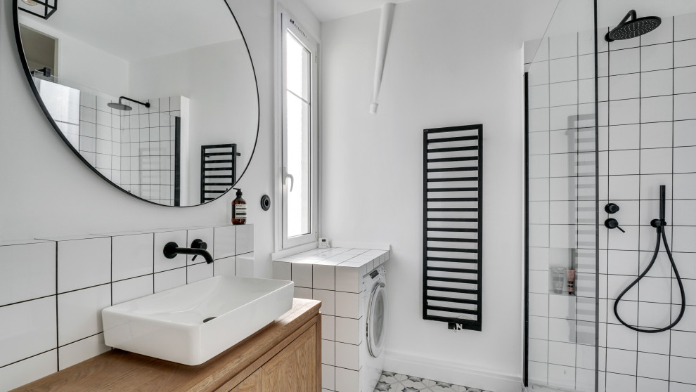 Idée de décoration pour une salle de bain minimaliste de taille moyenne.