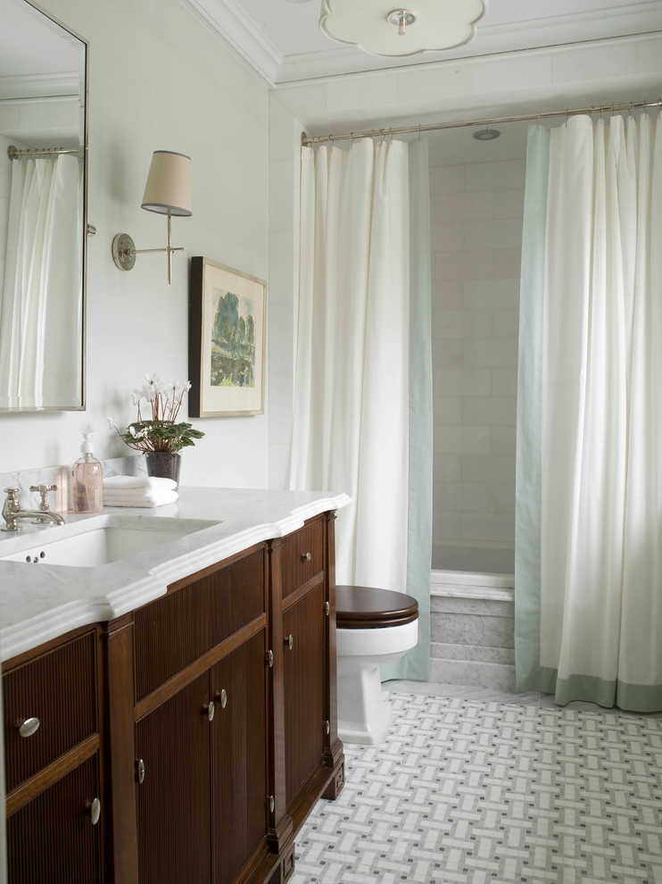 Inspiration för stora klassiska badrum med dusch, med luckor med profilerade fronter, skåp i mörkt trä, en öppen dusch, en toalettstol med hel cisternkåpa, vit kakel, gröna väggar, ett nedsänkt handfat och marmorbänkskiva