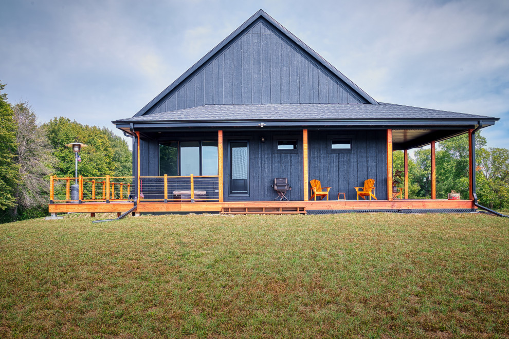 Esempio della villa blu country a un piano di medie dimensioni con rivestimento in legno, tetto a capanna, copertura a scandole, tetto grigio e pannelli e listelle di legno