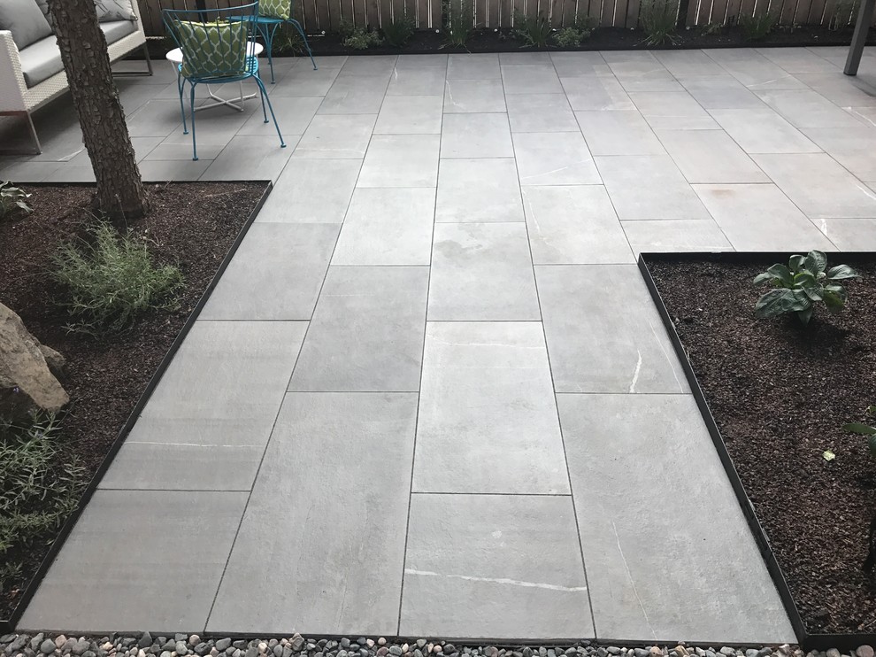 Inspiration for a modern patio in Indianapolis.