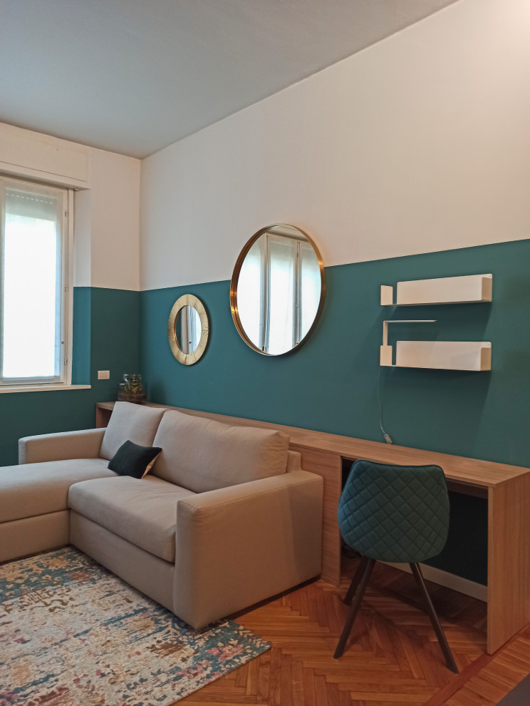 Esempio di un soggiorno minimal di medie dimensioni e chiuso con pareti verdi, parquet scuro, pavimento marrone e pannellatura
