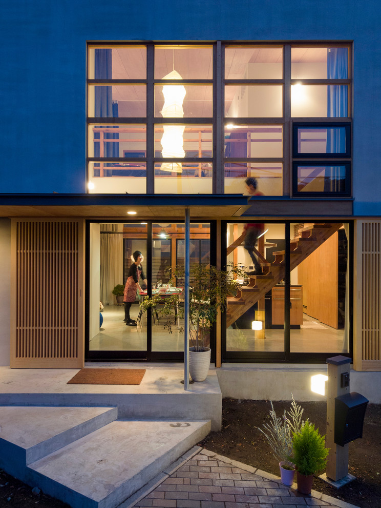 This is an example of a contemporary two-storey grey house exterior in Yokohama.