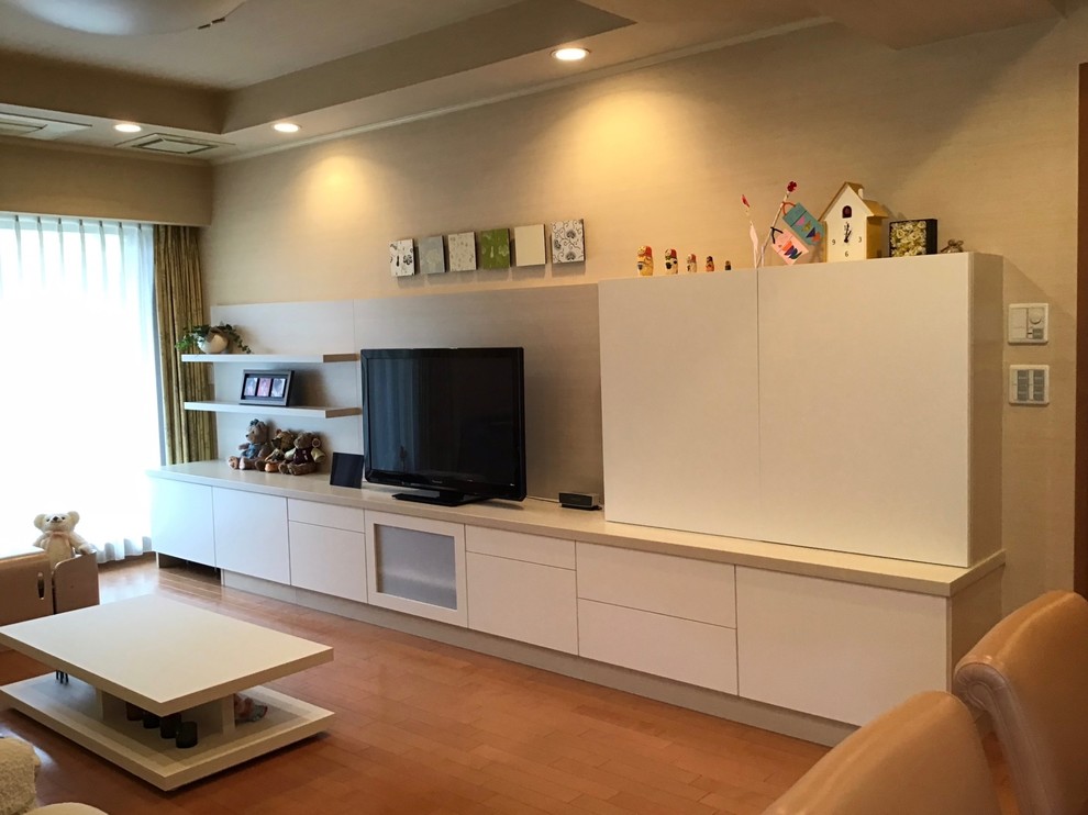 Photo of a mid-sized modern living room in Tokyo with beige walls, a freestanding tv and beige floor.