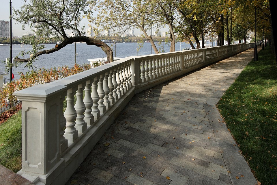 Классическая балюстрада в парке Северного речного вокзала