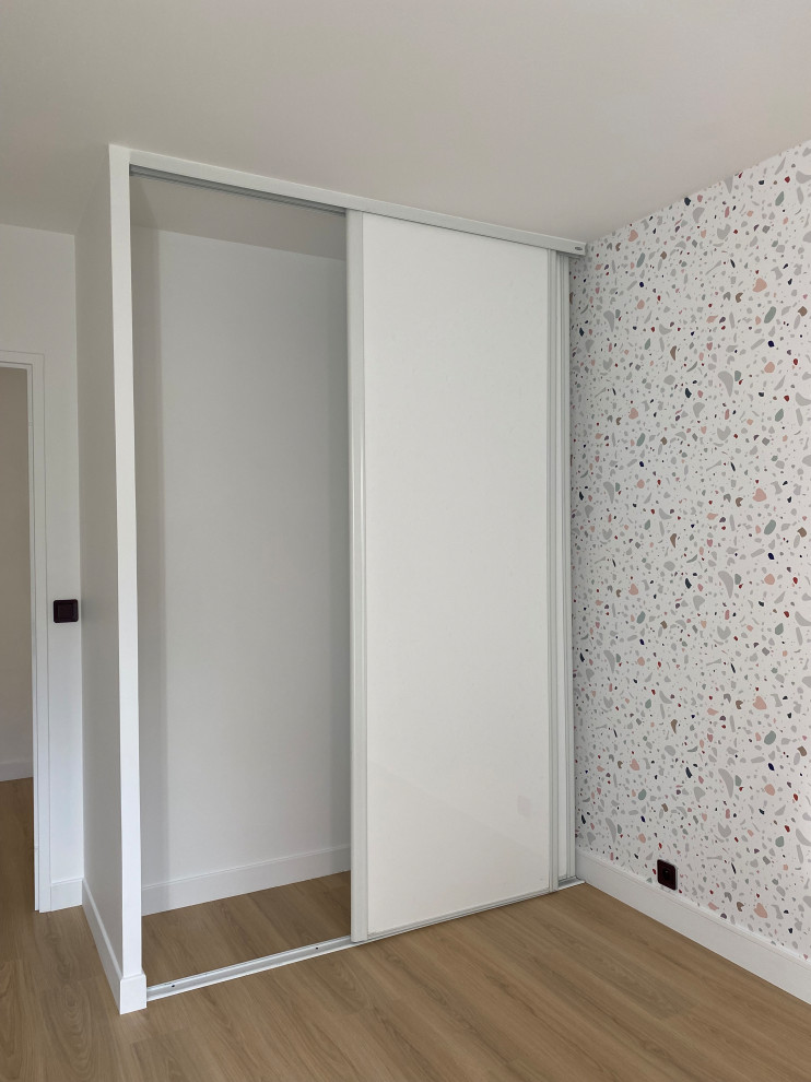 Inspiration pour une chambre d'enfant de 4 à 10 ans minimaliste de taille moyenne avec un mur rose, sol en stratifié, un sol beige et du papier peint.