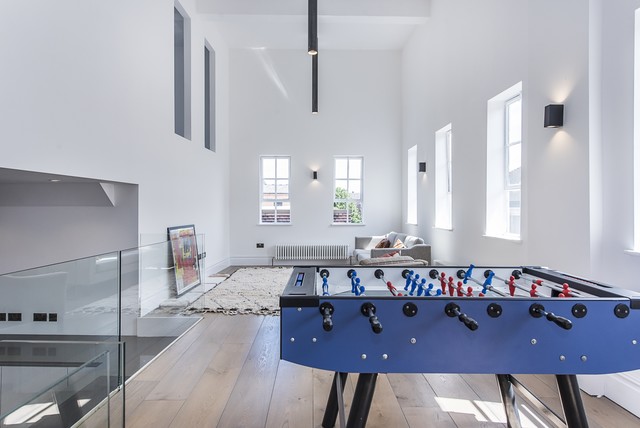The Kettle Tank Apartment, London modern-family-room