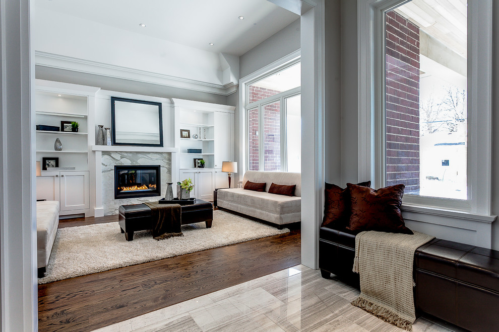 Design ideas for a transitional living room in Toronto.