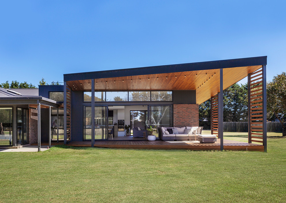 Design ideas for a mid-sized contemporary deck in Geelong with a roof extension.