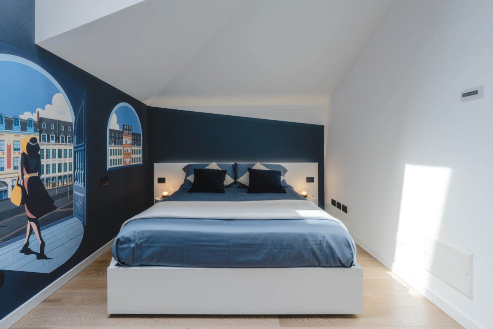 Aménagement d'une petite chambre parentale blanche et bois contemporaine avec un mur bleu, parquet clair, un sol beige et du papier peint.