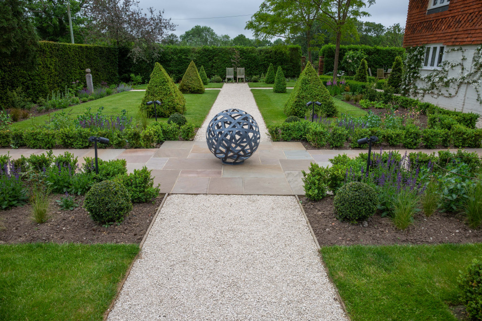 Diseño de camino de jardín tradicional grande en verano en patio delantero con jardín francés y adoquines de piedra natural
