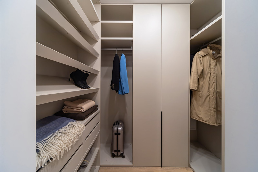 Idee per una cabina armadio unisex minimal di medie dimensioni con ante lisce, ante beige, pavimento in gres porcellanato e pavimento beige